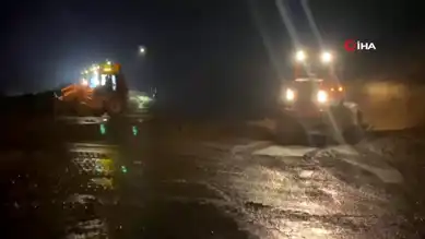 Arhavi'de Yağışlar Heyelan Tetikledi: Trafik Kilitlendi