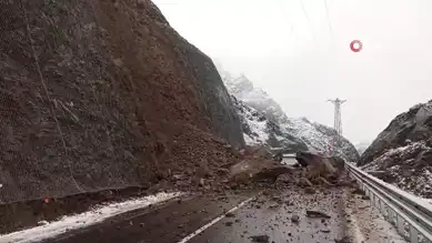 Doğu Karadeniz'de Karayolu Trafiğe Kapandı