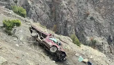Artvin'de Şarampole Devrilen Kamyonet: 3 Yaralı
