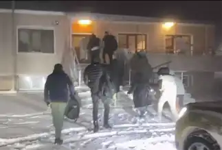 Doğu Anadolu'da Kar Yağışı Tur Otobüsünü Mahsur Bıraktı