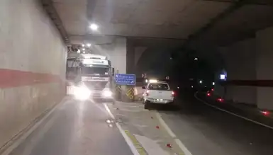 Tır Tünelinde Sıkıştı, Artvin-Erzurum Yolu Kapandı