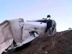 Erzurum-Artvin Yolunda Tır Kazası: Sürücü Yaralı Kurtuldu