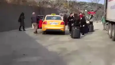 Heyelan Yolu Kapattı, Yolcular Denizden Taşındı