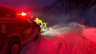 Hopa'da Kar Yağışı Sürücüleri Mahsur Bıraktı