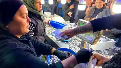 Hopa'da Uygun Fiyatlı Hamsi Sıcağı!