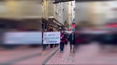 Çocuklar Şenlik Yürüyüşüyle Kutladı