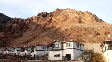 Tekkale Köyü'ndeki Kaya Düşmesi Tehlikesi Önleniyor