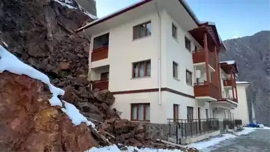 Yusufeli'nde Heyelan: Ev Taşlarla Doldu, Aile Korku İçinde