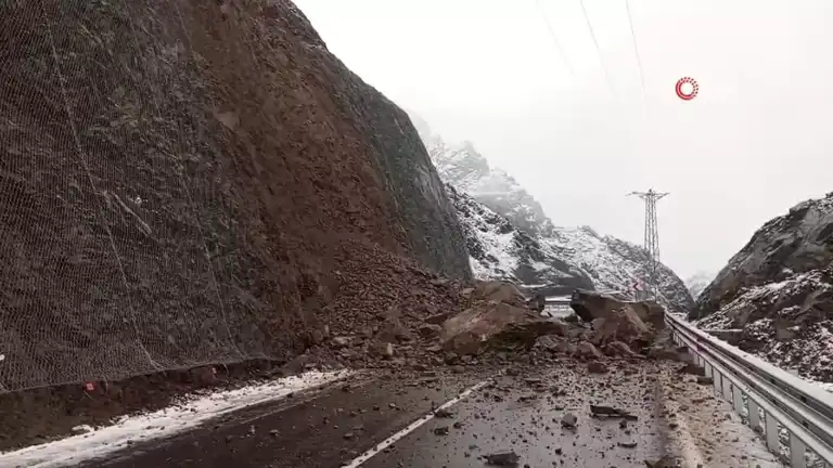 Doğu Karadeniz'de Karayolu Trafiğe Kapandı