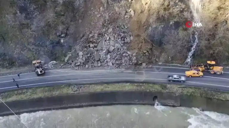 Artvin'de Heyelan Sonrası Yol Açıldı: Hopa-Borçka Yolu Ulaşıma Açık!