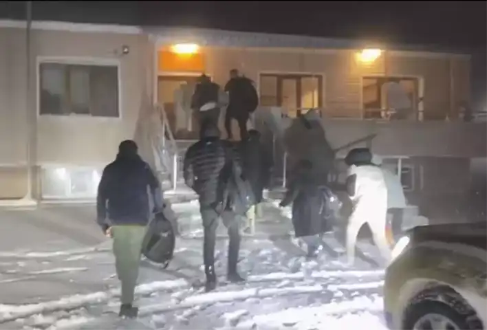 Doğu Anadolu'da Kar Yağışı Tur Otobüsünü Mahsur Bıraktı