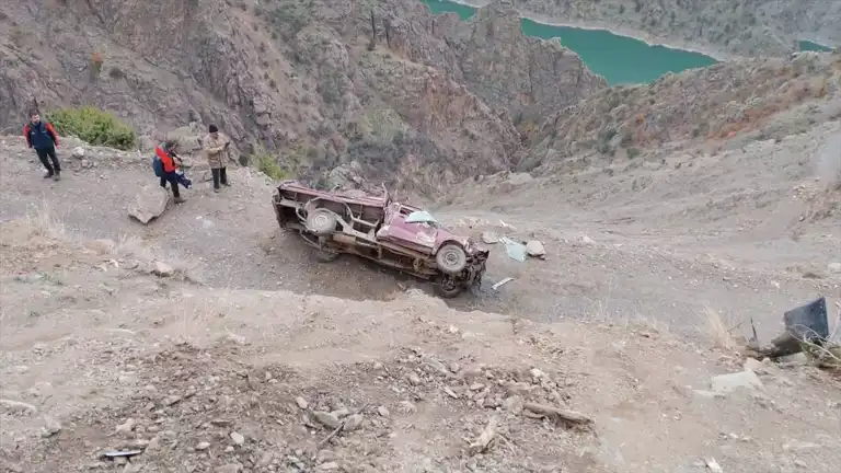 Artvin'de Şarampole Yuvarlanan Kamyonet: 3 Yaralı