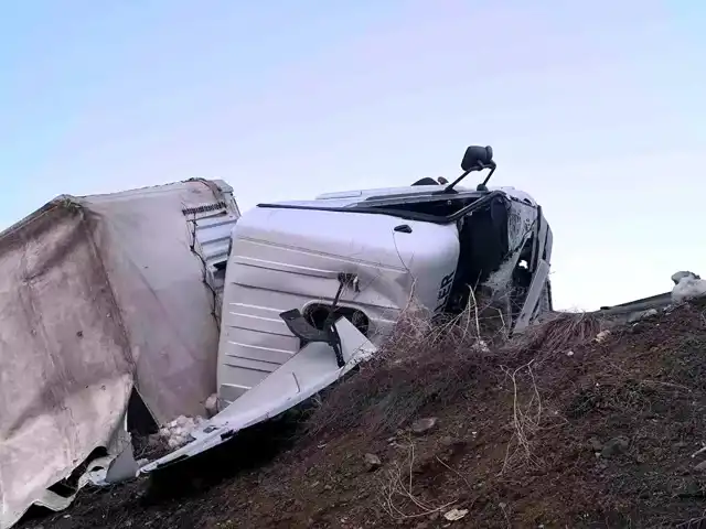 Erzurum-Artvin Yolunda Tır Kazası: Sürücü Yaralı Kurtuldu