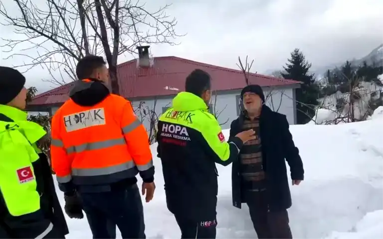 Hopa'da Kar Yağışında Mahsur Kalan Kalp Hastası Kurtarıldı