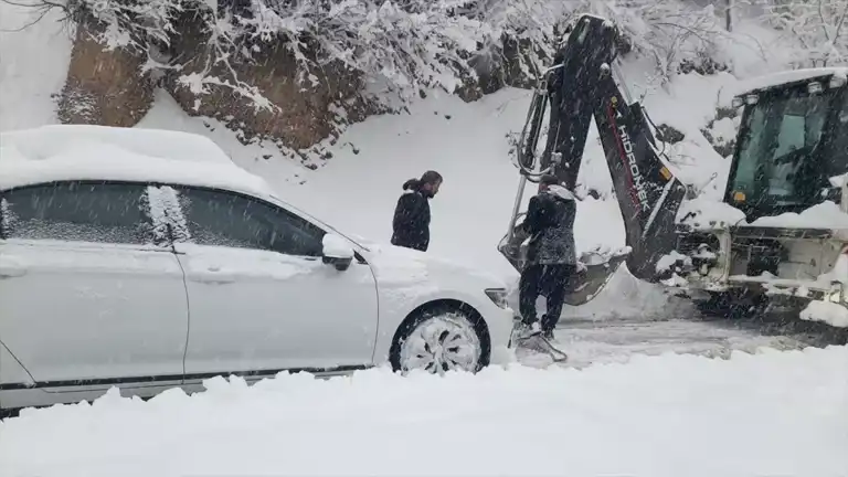 Doğu Karadeniz'de Kar Fırtınası: 12 Kişi Kurtarıldı