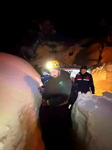 Kar Yağışı Tehlikesi: Yaşlı Çift Güvende!