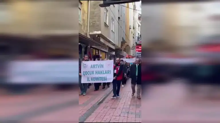 Çocuklar Şenlik Yürüyüşüyle Kutladı