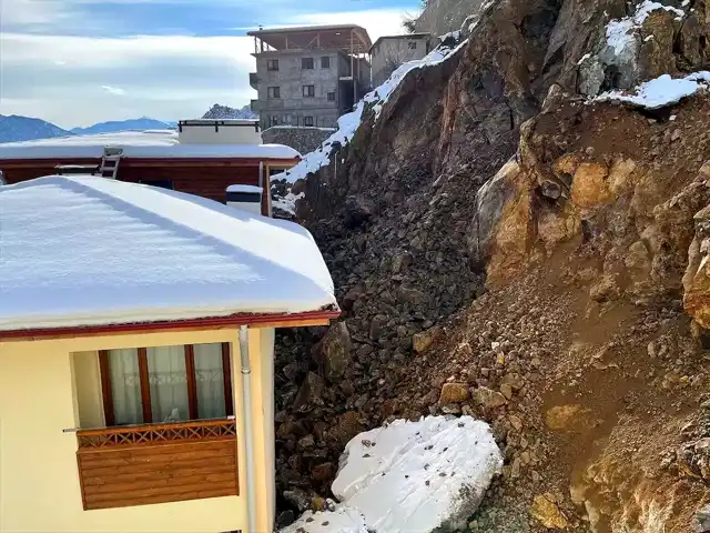 Yusufeli'nde Heyelan: Binalarda Hasar!